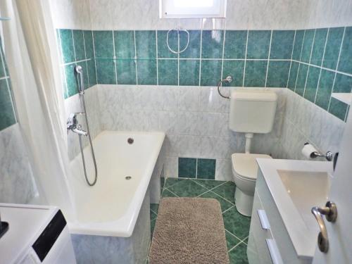 Ένα μπάνιο στο Apartman Ana - experience beach and mountain holiday