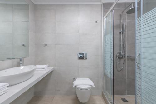 e bagno con lavandino, servizi igienici e doccia. di Villa Allegra with pool in Pefkos, Lindos area a Pefki Rhodes