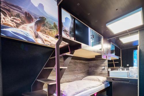 een slaapkamer met een stapelbed in een kamer bij BoxHotel Hannover in Hannover