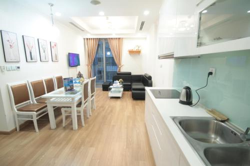 Kuchyňa alebo kuchynka v ubytovaní Vinhomes Times City Apartment - by Bayhomes