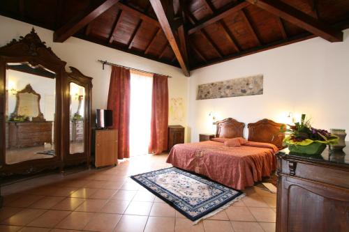 a bedroom with a bed and a large mirror at Hotel Villa Sonia in Taormina