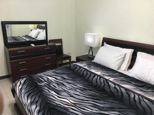 Logistics Apartment tesisinde bir odada yatak veya yataklar