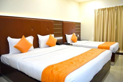 เตียงในห้องที่ Saibala Grand Airport Hotel