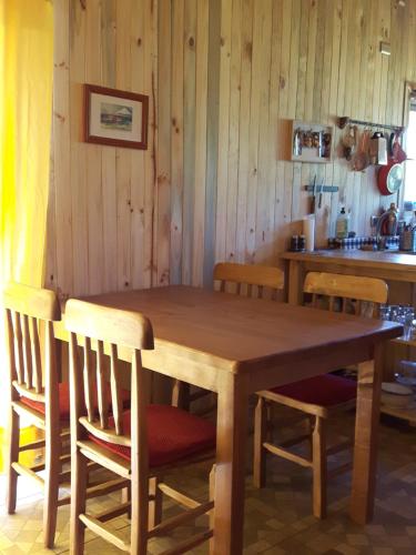 a wooden table and chairs in a kitchen at Hostal La Maravilla in Vilches