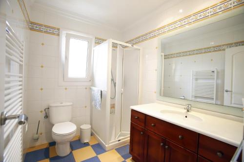 デニアにあるVilla Natura - Deniasolのバスルーム(トイレ、洗面台、鏡付)