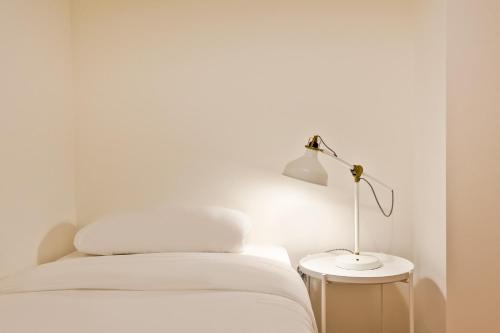 Gulta vai gultas numurā naktsmītnē Santiago Apartments by Olala Homes