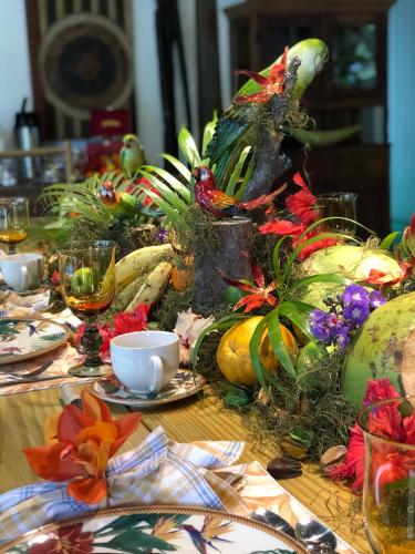 een tafel die gedekt is voor een Thanksgiving-diner bij Hotel Boutique Perainda in Trancoso