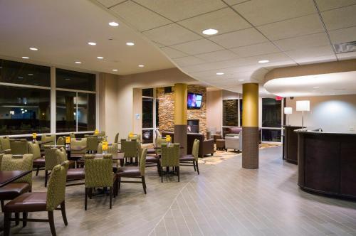 a restaurant with chairs and tables and a bar at Holiday Inn Express Philadelphia Penn's Landing, an IHG Hotel in Philadelphia