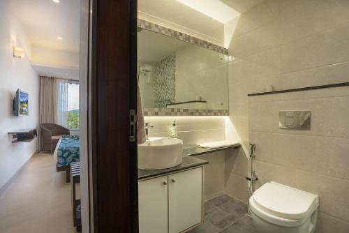 Kamar mandi di Indy Waterfront Resort