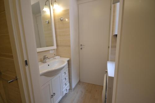普羅基奧的住宿－Marina，白色的浴室设有水槽和镜子