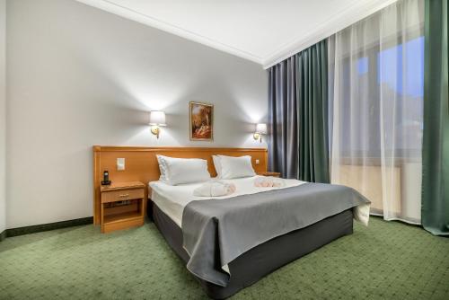 Un pat sau paturi într-o cameră la Suleiman Palace Hotel