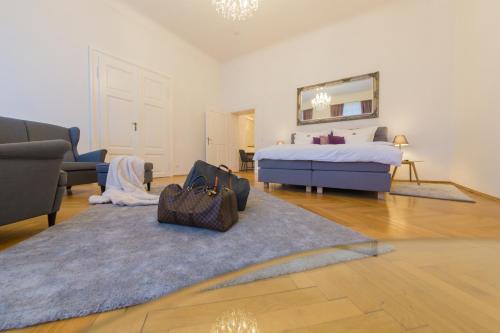 een woonkamer met een bed en een tapijt bij Villa Gutenberg Residenz in Klagenfurt