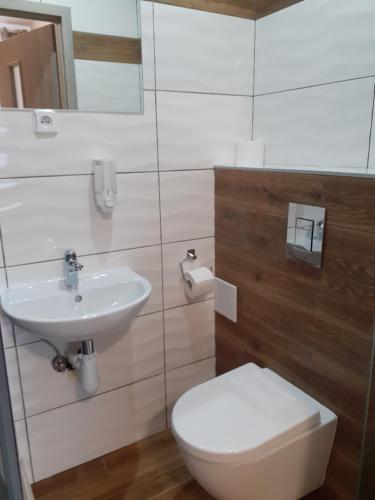 bagno con servizi igienici e lavandino di Pokoje Gościnne a Danzica