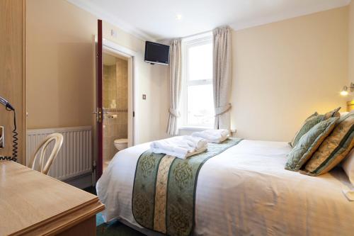 een slaapkamer met een groot bed en een raam bij Burbage Holiday Lodge Apartment 4 in Blackpool