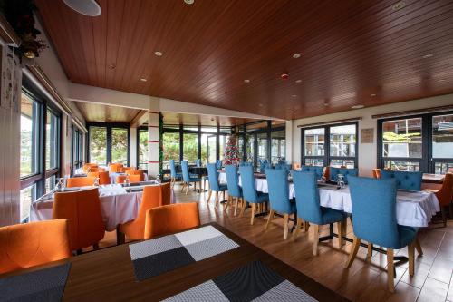 A restaurant or other place to eat at Sunset View Ridge Residences