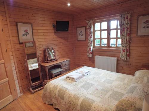 Llit o llits en una habitació de ASH Log Cabin