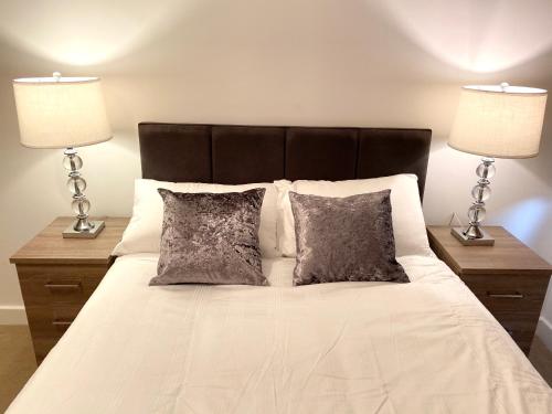 Кровать или кровати в номере Queens House Apartments Coventry