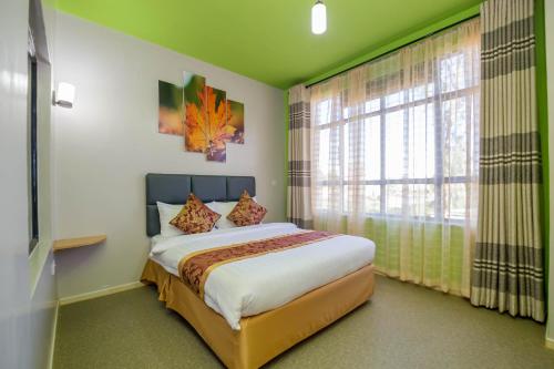 Postel nebo postele na pokoji v ubytování Maple Inn Hotel
