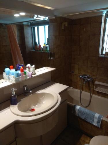 City Break Nearby Metro And Bus Express Airport