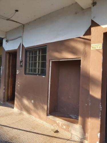 um edifício castanho com uma porta e uma janela em Habitaciones Villa Blosset em Posadas