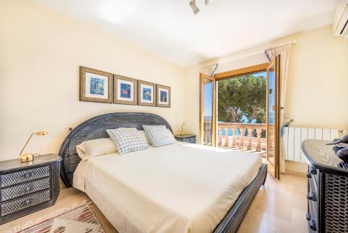 ein Schlafzimmer mit großem Bett und Balkon in der Unterkunft Villa Cami de Aucanada in Alcúdia