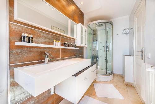 La salle de bains est pourvue d'un lavabo et d'une douche. dans l'établissement Villa Ensueño d´Aucanada, à Alcúdia