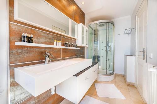 ein Badezimmer mit Waschbecken und Dusche in der Unterkunft Villa Cami de Aucanada in Alcúdia