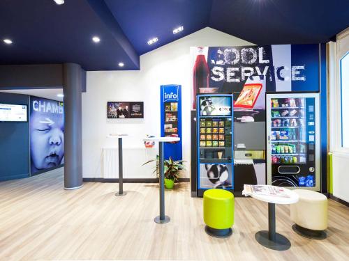 a store with a sodas and a soda machine at ibis budget Saint Paul Les Dax in Saint-Paul-lès-Dax