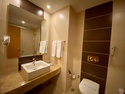 Vonios kambarys apgyvendinimo įstaigoje Perissia Hotel & Convention Centre