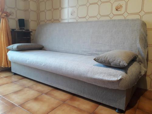 kanapę z dwoma poduszkami w pokoju w obiekcie House Rose w mieście Rose