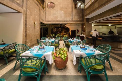 En restaurant eller et andet spisested på Marble Arch Hotel