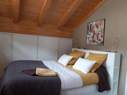 A bed or beds in a room at "NAMASTE" Chambre zen au calme