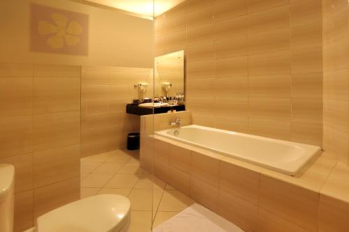 Et badeværelse på Kuta Central Park Hotel