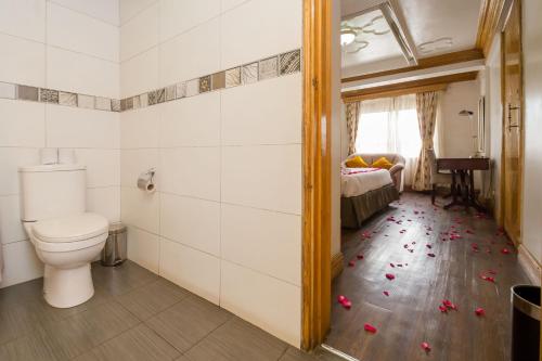 Koupelna v ubytování Marble Arch Hotel