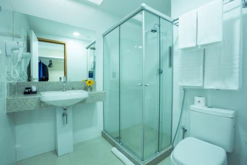 
A bathroom at Intercity Suape Costa Dourada
