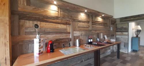 a bar in a room with a wooden wall at Fitz Roy Hostería de Montaña - El Chaltén in El Chalten