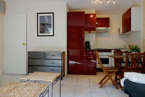 une cuisine et un salon avec une table et des chaises dans l'établissement Le Petit Chatelet appartement 3 au coeur de Paris, à Paris