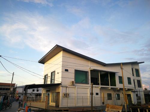una casa è stata costruita su una strada di Pulau Ketam D'Loft 别墅一阁2 悠阁馆 a Bagan Pulau Ketam