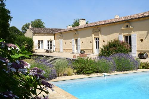 une maison avec une piscine devant dans l'établissement Château Richelieu, à Fronsac