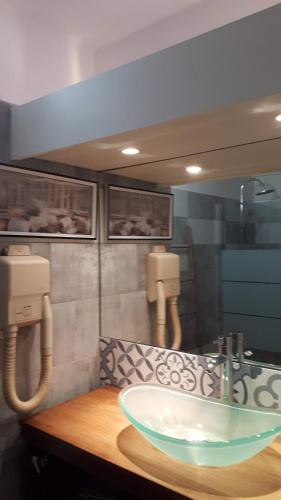 - un lavabo dans la salle de bains avec un bol en verre sur un comptoir dans l'établissement Appartements Residence Mahoghany, à Sainte-Anne