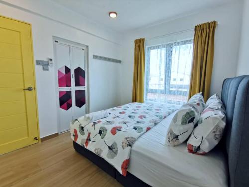 a bedroom with a bed and a yellow door at Pulau Ketam D'Loft 别墅一阁2 悠阁馆 in Bagan Pulau Ketam