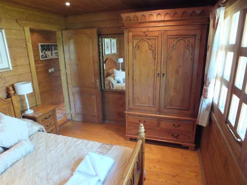 Postel nebo postele na pokoji v ubytování Walnut Log Cabin