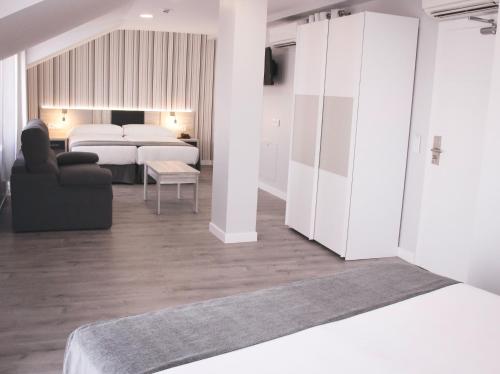 a hotel room with a bed and a bedroom at Parque Florida in Ciudad-Rodrigo