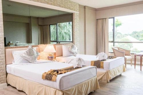 Кровать или кровати в номере The Royal Gems Golf Resort