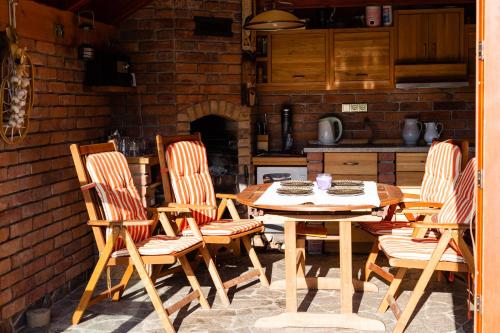 een houten tafel en vier stoelen in een keuken bij Apartmá Daisy in Rokytnice nad Jizerou