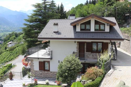 une maison sur le flanc d'une montagne dans l'établissement Appartamenti Bioula CIR Aosta n 0247, à Aoste