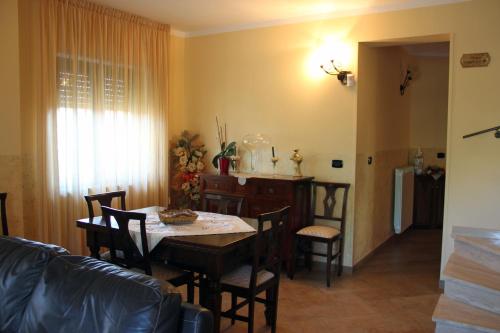 a dining room with a table and chairs at Le Villette in Frascineto