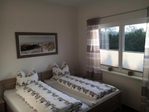 HartenholmにあるWaldEckの窓が2つある部屋にベッドが2つある