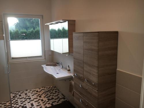 HartenholmにあるWaldEckの洗面台と窓のあるバスルーム