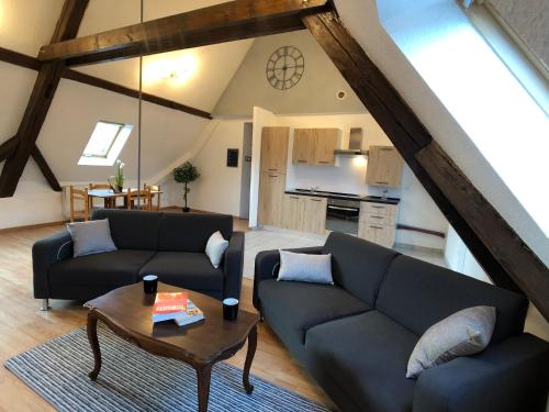 un salon avec deux canapés et une table dans l'établissement Le gite 6 - Le Château du Haut-Koenigsbourg, à Sélestat